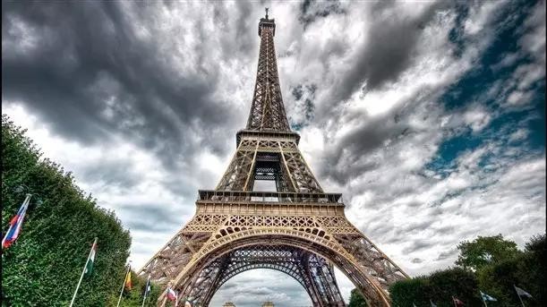 último caso de la compañía sobre La torre Eiffel